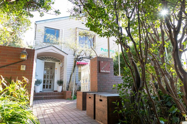 海と空に包まれる赤いパラソルのテラス♪七里ガ浜「Amalfi DELLA SERA」