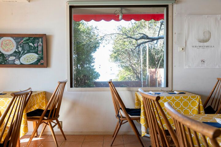 海と空に包まれる赤いパラソルのテラス♪七里ガ浜「Amalfi DELLA SERA」