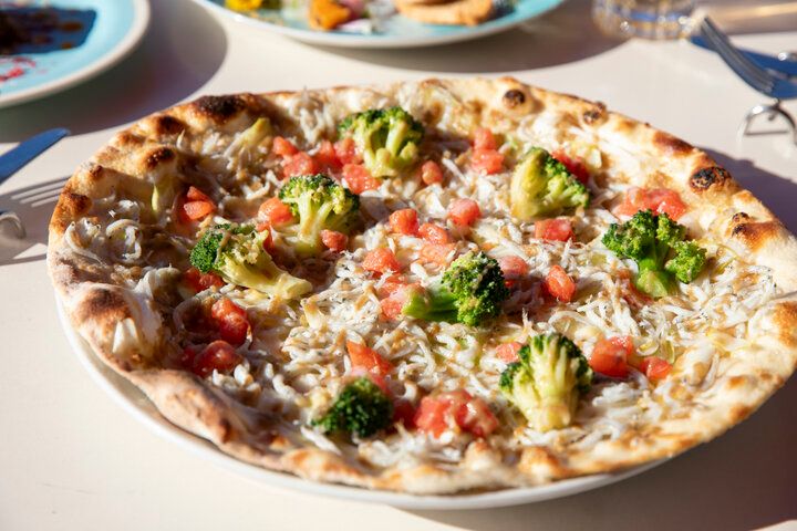 海と空に包まれる赤いパラソルのテラス♪七里ガ浜「Amalfi DELLA SERA」