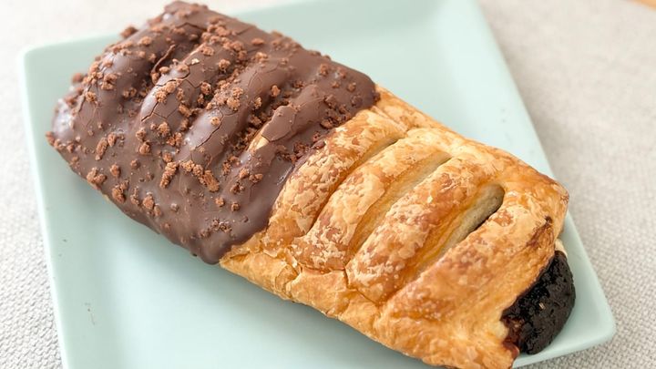 「思ったよりチョコ」「飲めるわこれ」【ファミマ】の濃厚パンの味は？