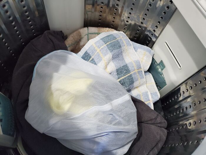 洗濯機に入れる前の30秒で変わる！洗濯物の絡みを防ぐ〈たった2つのコツ〉とは♪