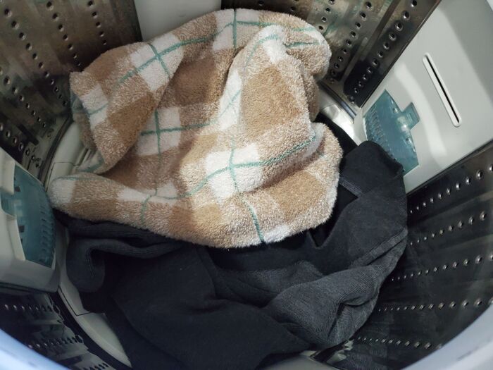 洗濯機に入れる前の30秒で変わる！洗濯物の絡みを防ぐ〈たった2つのコツ〉とは♪