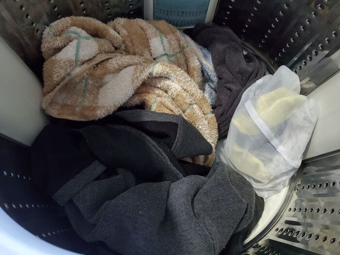 洗濯機に入れる前の30秒で変わる！洗濯物の絡みを防ぐ〈たった2つのコツ〉とは♪