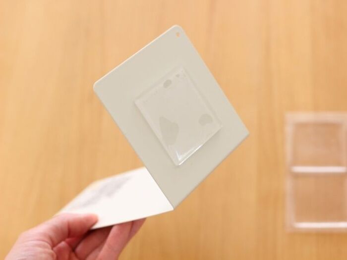 耐震マットをブックエンドの底に