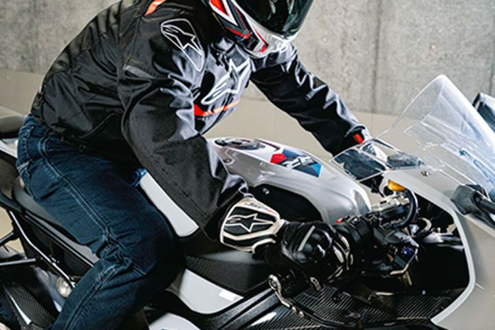 【下半身ホールド】バイクを操る「土台」の作り方｜小ワザが効いてくる！ツーリング上達のための“姿勢”