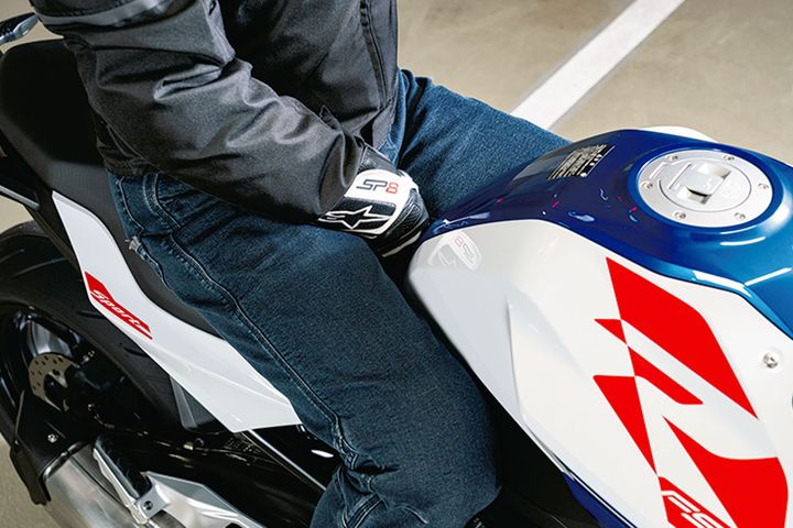 【下半身ホールド】バイクを操る「土台」の作り方｜小ワザが効いてくる！ツーリング上達のための“姿勢”