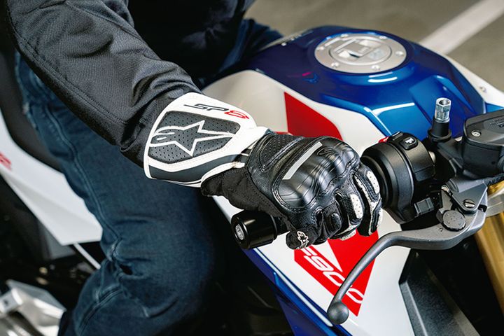 【下半身ホールド】バイクを操る「土台」の作り方｜小ワザが効いてくる！ツーリング上達のための“姿勢”