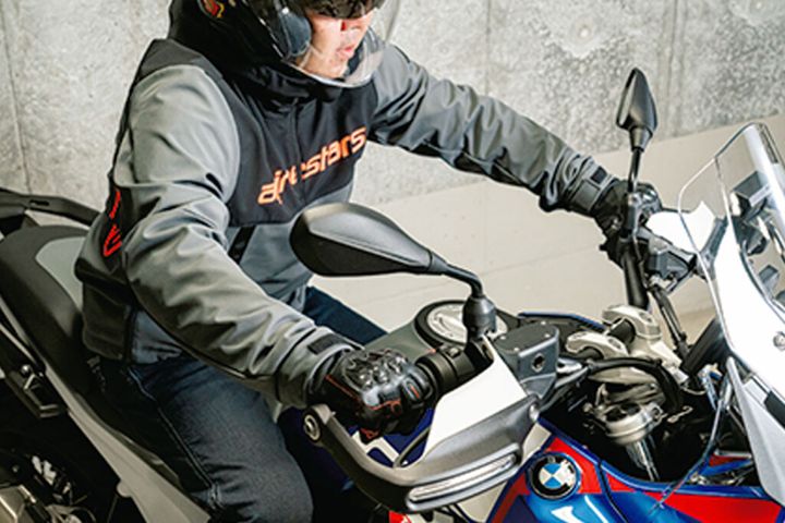 【下半身ホールド】バイクを操る「土台」の作り方｜小ワザが効いてくる！ツーリング上達のための“姿勢”