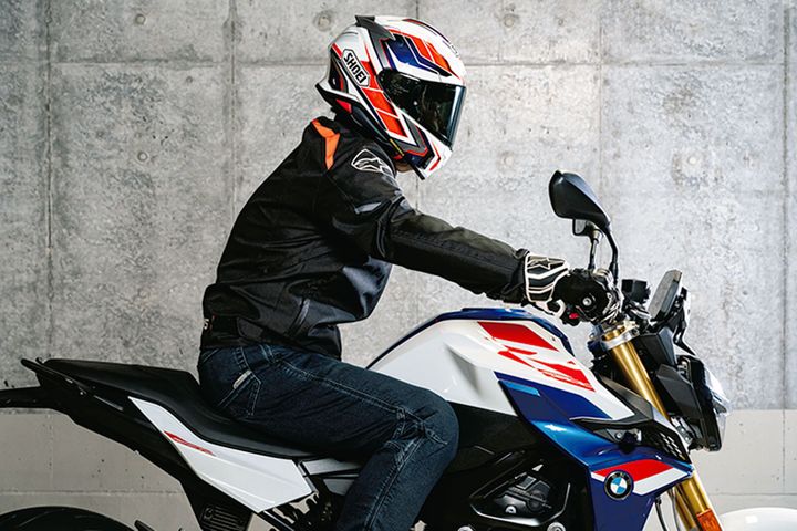 【下半身ホールド】バイクを操る「土台」の作り方｜小ワザが効いてくる！ツーリング上達のための“姿勢”