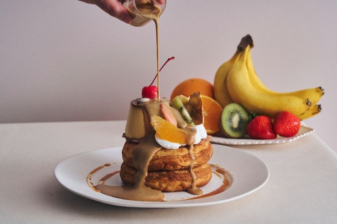 カフェ＆ブックス ビブリオテーク プリンアラモードパンケーキ 黒糖ミルクティーキャラメルソース