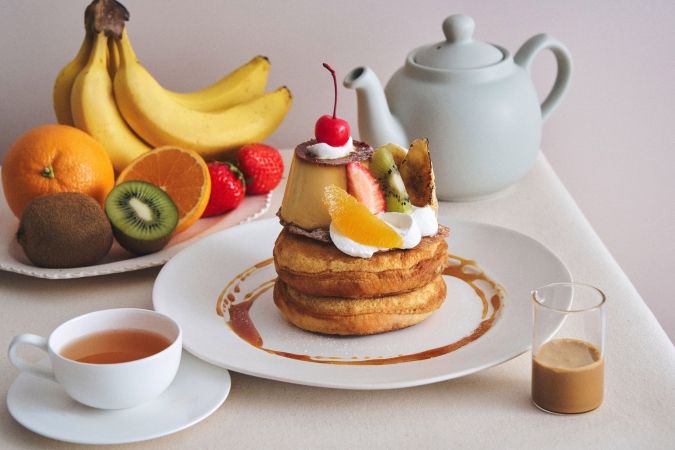 カフェ＆ブックス ビブリオテーク プリンアラモードパンケーキ 黒糖ミルクティーキャラメルソース