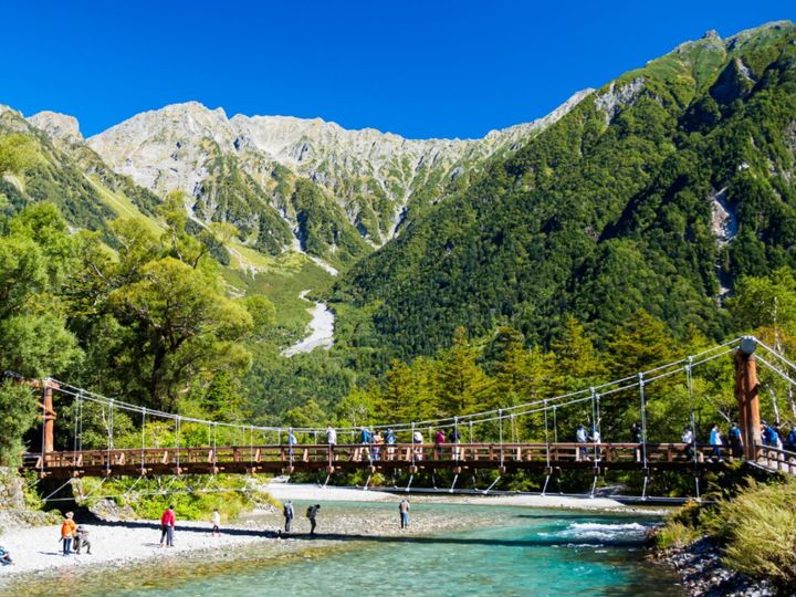長野県松本市の国立公園内に位置する上高地温泉は、北アルプスの絶景に抱かれた「日本屈指の山岳リゾート温泉」です。梓川のせせらぎや穂高連峰の雄大な景色を間近に感じながら、心身を解きほぐす至福のひとときを過ごせます。