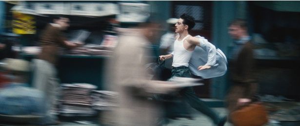 ニューヨークの街を駆け抜けるマーティ [c] 2025 ITTF Rights LLC. All Rights Reserved.