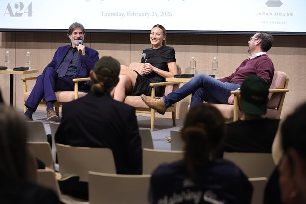 東宝スタジオでの撮影を興奮気味に語るフィスク [c]Courtesy of A24