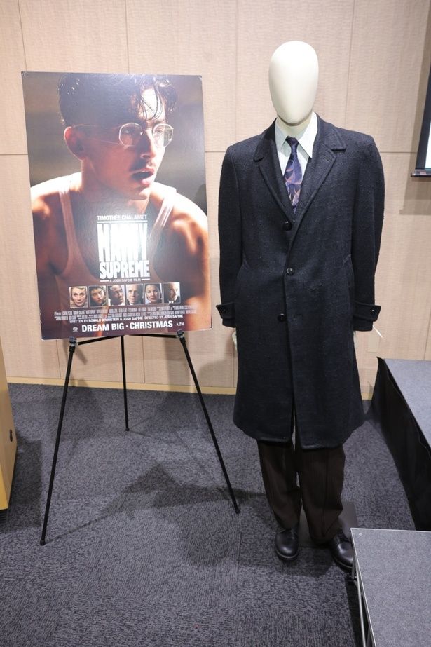 マーティが身に纏うメルトンコートはニューヨークで仕立てられた [c]Courtesy of A24