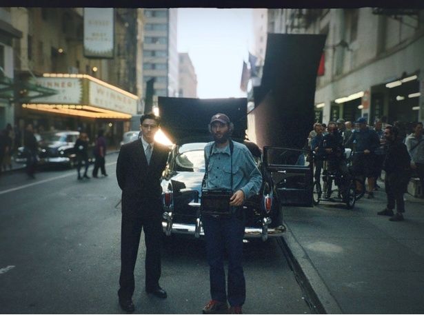 撮影現場のティモシーシャラメとジョシュ・サフディ監督 [c]Everett Collection/AFLO