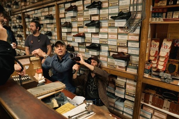 写真右から本作の監督ジョシュ・サフディと撮影監督のダリウス・コンジ [c]Everett Collection/AFLO