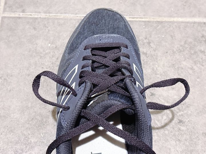 一番上の穴に紐を通して、輪っかを作る