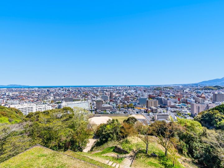 全国には、地元の人しかわからないような「読むのが難しい駅名」が存在します。そこで、All About ニュース編集部では独自のアンケート調査を実施。この記事では、「読むのが難しいと思う鳥取県の駅」ランキングを紹介します。