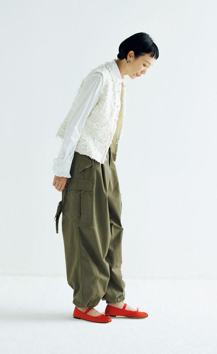 シューズ￥42,900／スペルタ（フラッパーズ）、ピアス￥34,650 ／オクチジュエリー（フラッパーズ）、シャツ￥40,700、ベスト￥165,000、カーゴパンツ￥143,000／すべてマディソンブルー