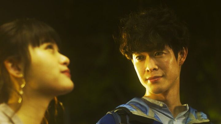 宮沢氷魚が「青い絵しか描かない」青年を演じる。©2022「はざまに生きる、春」製作委員会