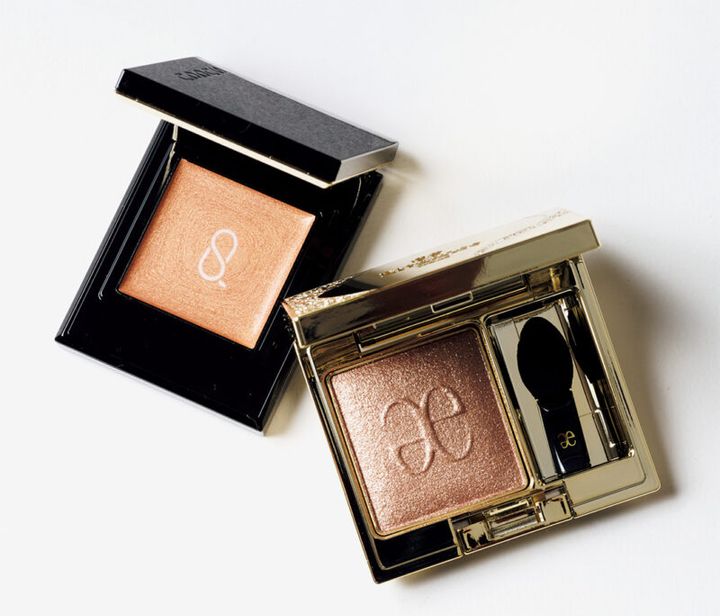 （右）深いブラウンながら、繊細なパール感で軽やかな印象に。密着力に優れ、ヨレにくい処方。 エレガンス プレジール アイズ10 ¥3,850／エレガンス コスメティックス （左）ゴールドを中心とした多色パールがきらめきを加えるブラウン。 SUQQU モノ ルック アイズ e MS-02 ¥4,290／SUQQU