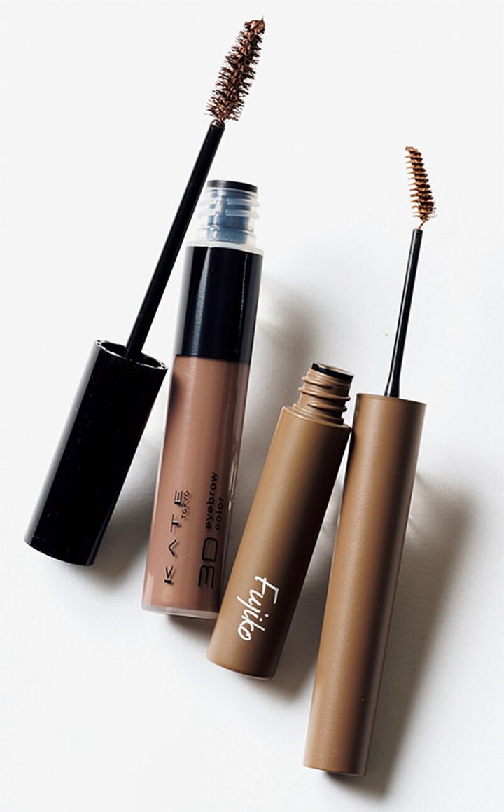 （右）眉の印象を自然に和らげるナチュラルブラウン。毛を固めず、ふんわり仕上がる。 フジコ マジカルアイブロウカラー01 ¥1,408／ かならぼ （左）自眉の黒っぽさを抑え、さりげなくやわらかい印象に見せるダークグレージュ。 ケイト３DアイブロウカラーZBR-7 ¥935（編集部調べ）／カネボウ化粧品