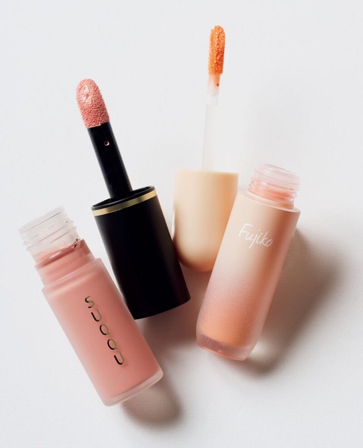 （右）フレッシュなピーチカラー。光を乱反射して、毛穴を目立たなくさせる効果も。 フジコ メロメロチーク01 ¥1,760／かならぼ （左）桃の花のような、ピュアなピーチピンク。みずみずしいツヤ感で、肌を元気に見せてくれる。 SUQQU コンプレクション フェイスカラー 03 ¥4,950／SUQQU