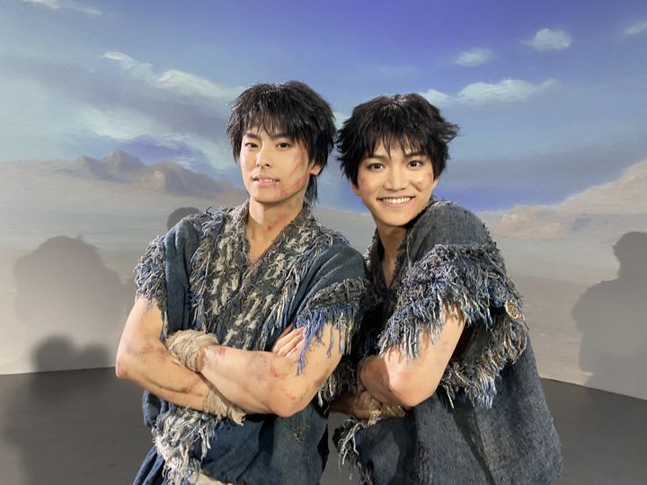 舞台『キングダムII-継承-』で信役を続投する（左から）高野洸、三浦宏規 width=