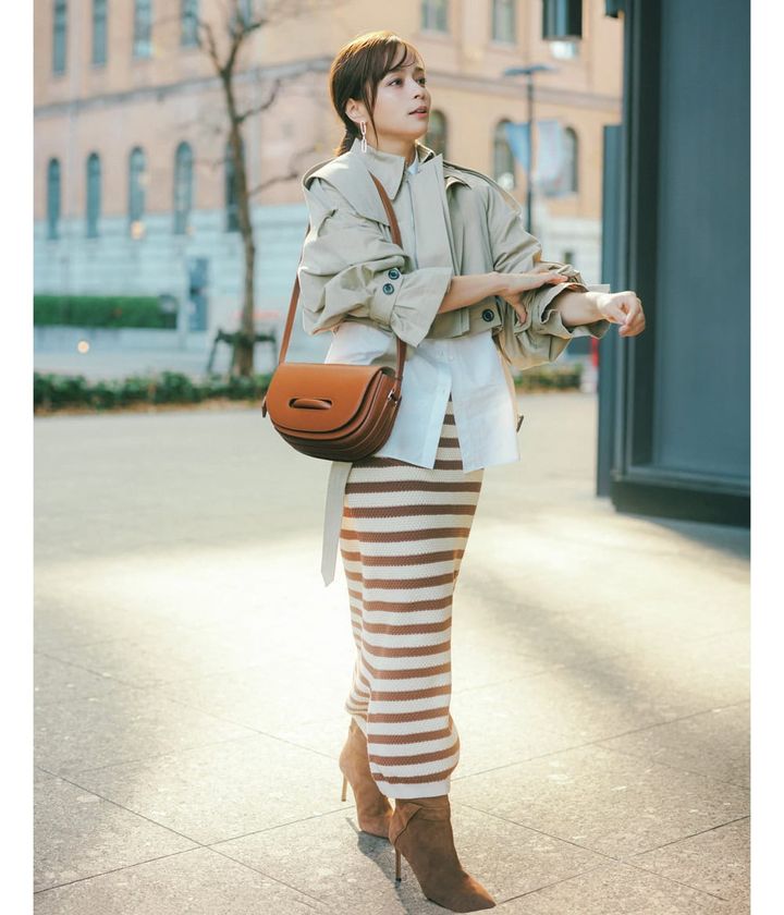 加藤ローサ トレンチコート シャツ ニットタイトスカート 通勤コーデ