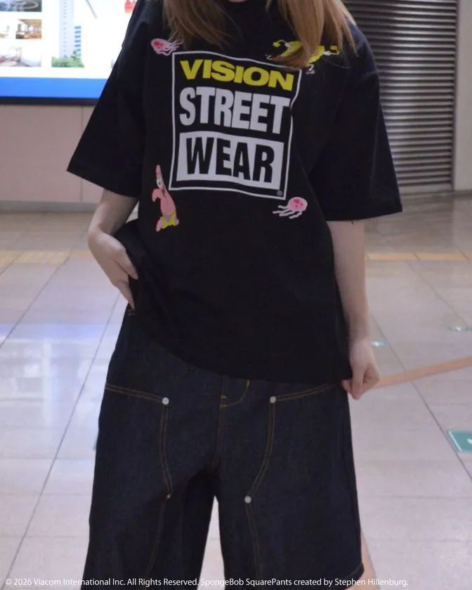 VSWロゴグラフィックTシャツ