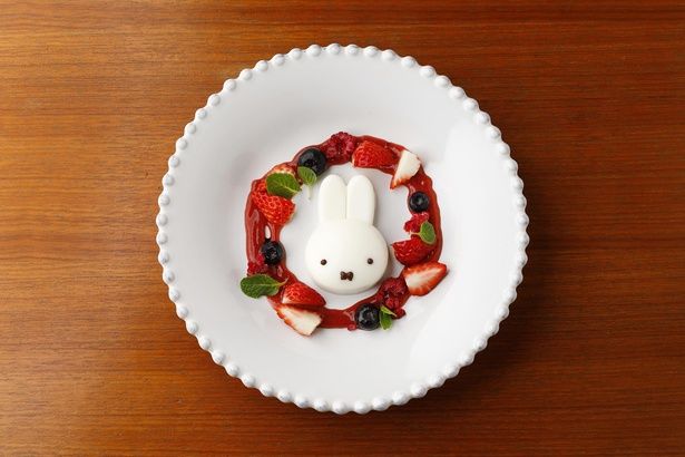 「RHUBARBE」で味わえる、ミッフィーのブランマンジェ(1760円、各日12食限定、1ドリンクオーダー必須)