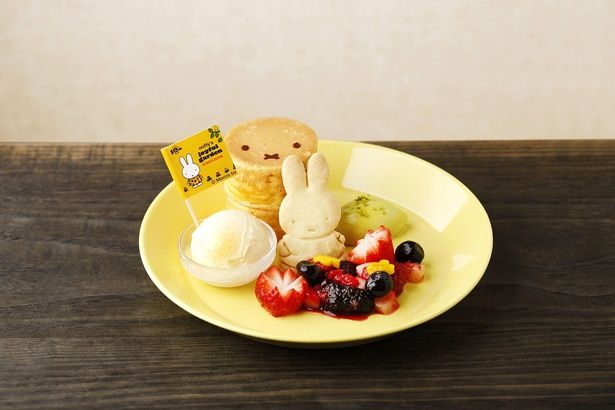 「annon tea house」で味わえる、ミッフィー ピスタチオとベリーのミニホットケーキ(1760円、1ドリンクオーダー必須)