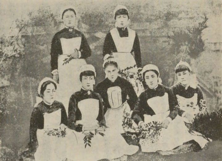 「桜井女学校の看護婦生徒とアグネス・ヴェッチ」の写真、前列右から2番目が大関和