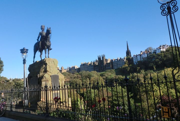 大道芸に見入っている隙に財布が消えた！