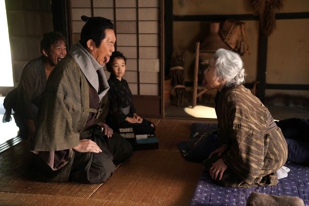 幕末の京都で、村を襲う感染症に太吉ら医者たちは医学の力で立ち向かっていく [c]「幕末ヒポクラテスたち」製作委員会