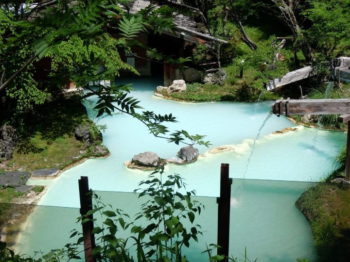 長野県松本市の山間部に位置する「白骨温泉」は、鎌倉時代から続く歴史ある秘湯です。「3日入れば、3年風邪をひかない」と謳われる名湯で、空気に触れると乳白色に変化する不思議な湯が特徴。豊かな自然と静寂を求める湯治客や観光客に愛され続けています。