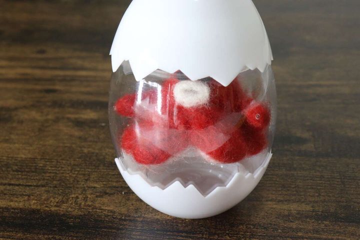 セリアのたまご型収納ケース 大は小物やマスコットを入れてディスプレイできる