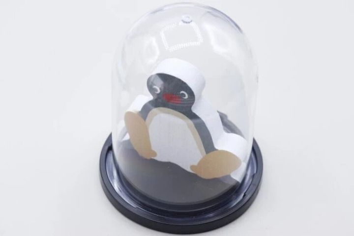 セリアのディスプレイドーム Mにピングーのマスコットを入れて飾る