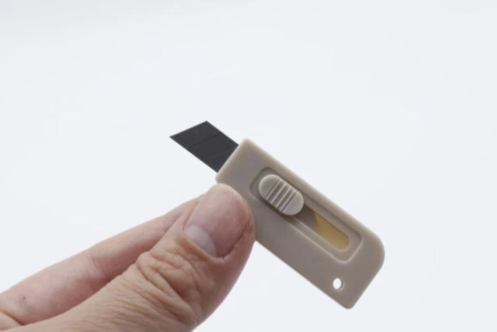 ダイソー ミニミニカッター（グレー、ベージュ）