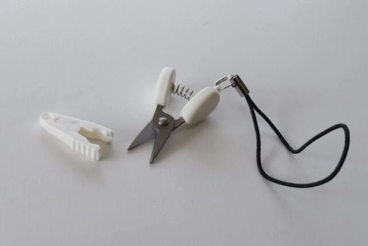 ダイソー 超ミニ携帯ハサミ（ケース付、4.2cm）