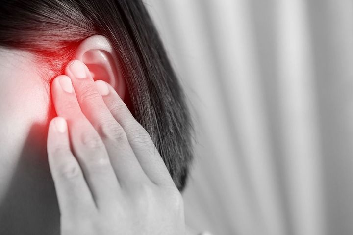 女性の耳の痛み