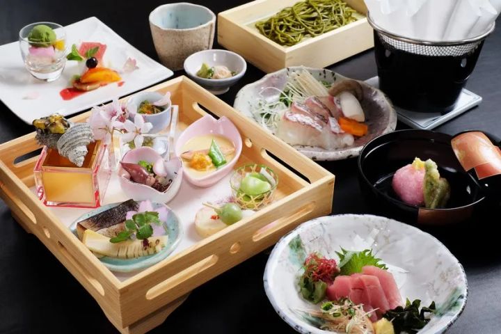 楽天GORAアワード2025で食事部門第1位を受賞した紫塚ゴ