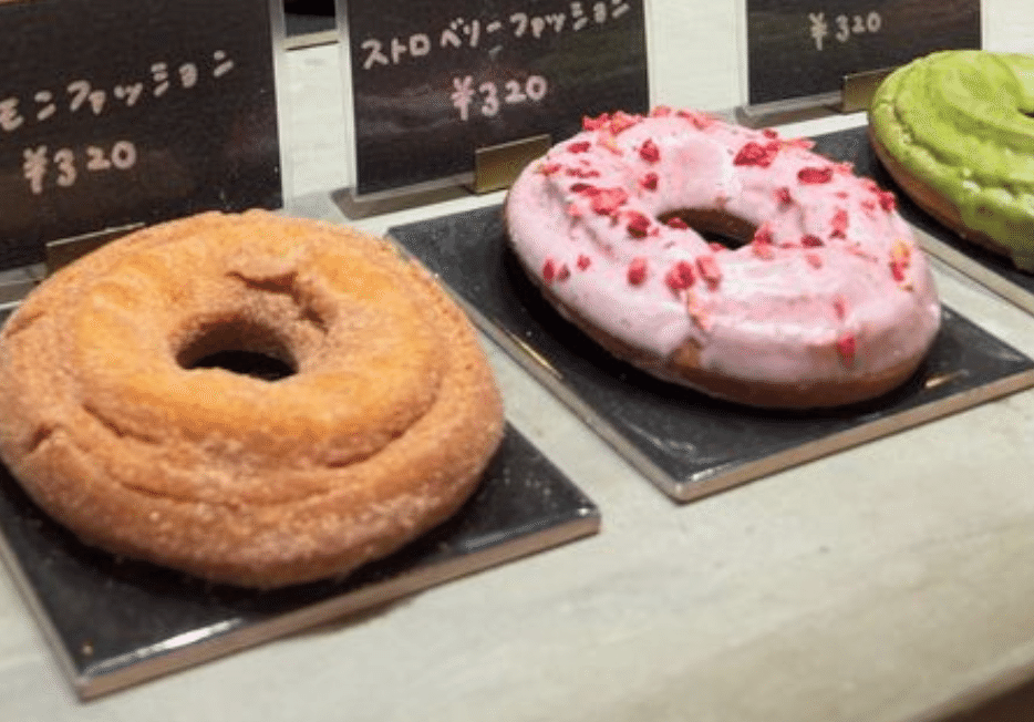 閉店間際にドーナツを大量購入する青年…店員「手土産ですか？」→“予想外の返答”に「うるっとした」 | TRILL【トリル】