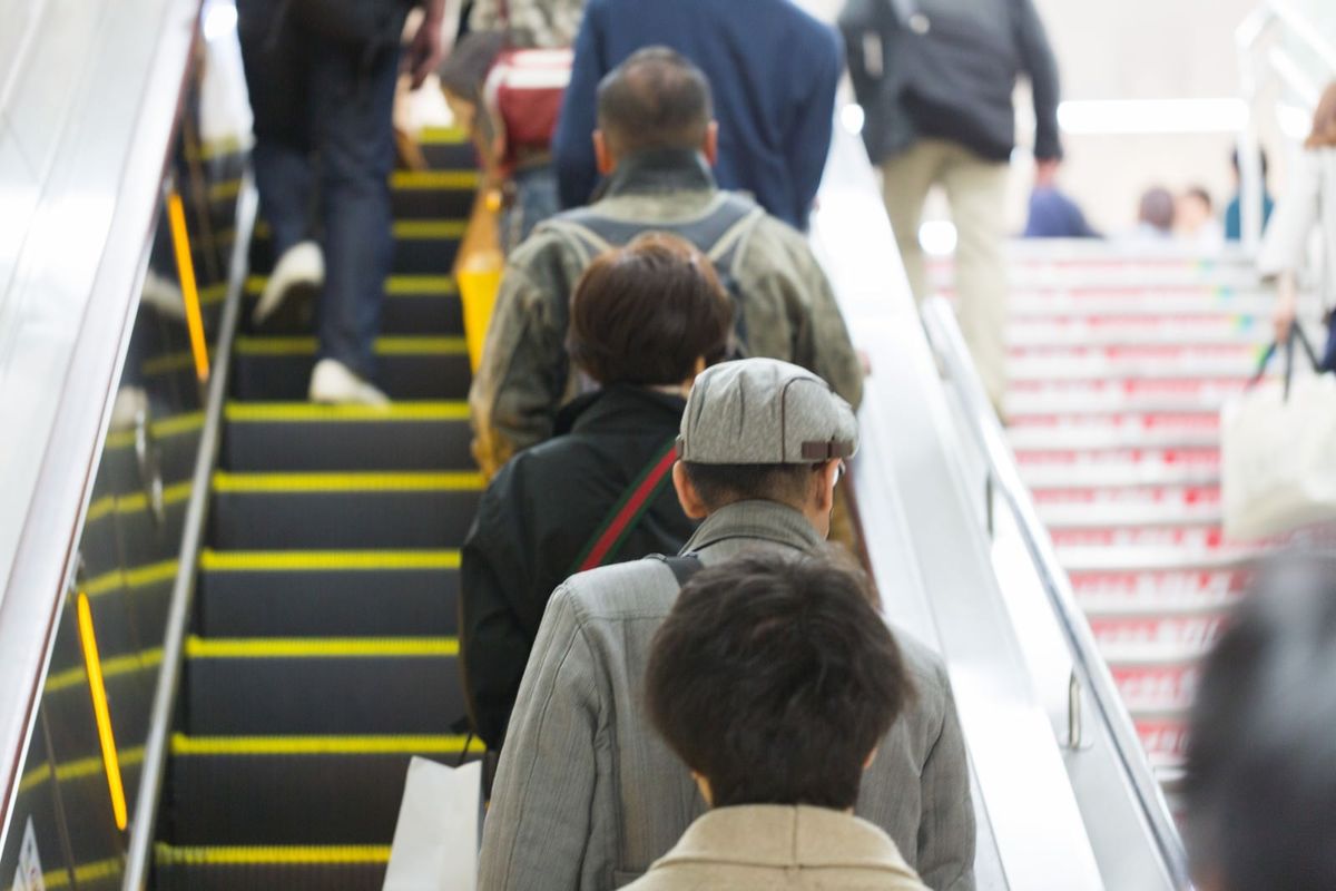 「歩くな」が正解なのに歩かされる…エスカレーター利用者から戸惑いの声続出「毎回迷う」「ふさぐのは意地悪」 | TRILL【トリル】