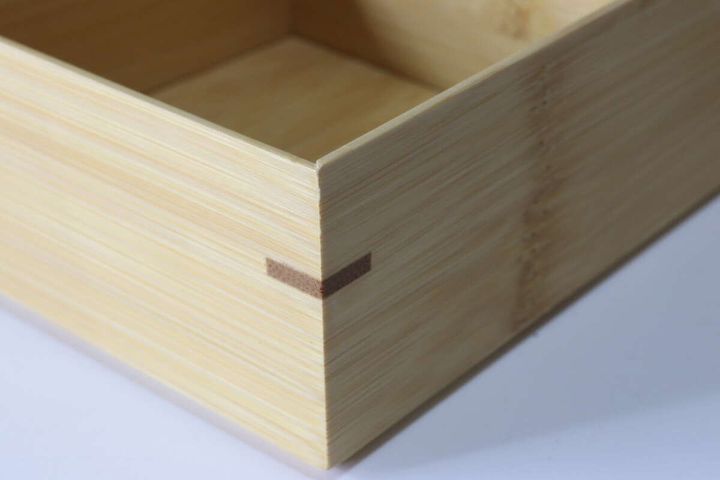 ダイソーの一段重箱（仕切付）の角