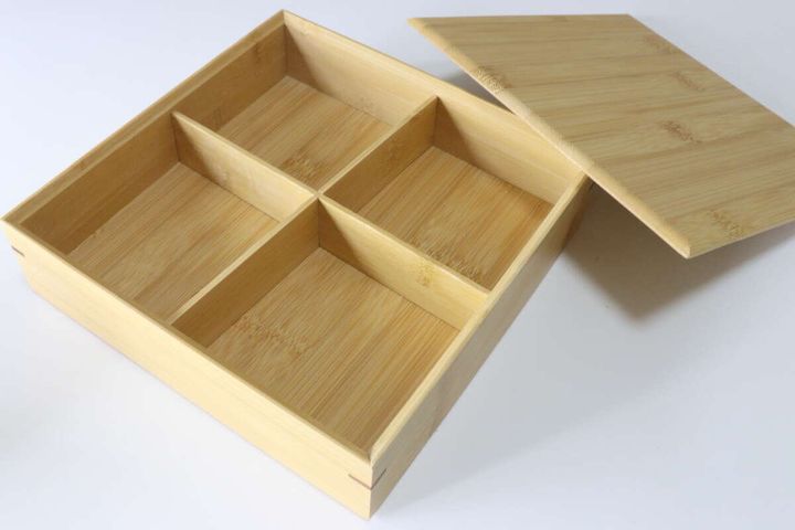 ダイソーの一段重箱（仕切付）のビジュアル