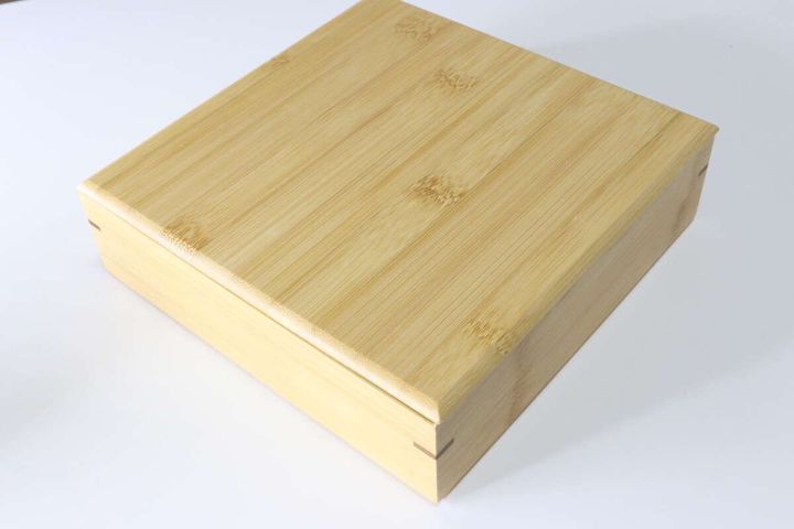 ダイソーの一段重箱（仕切付）のビジュアル