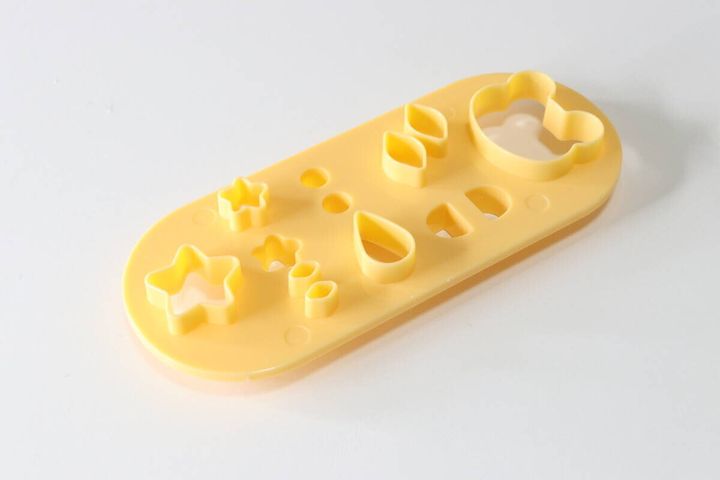 ダイソーの型抜きプレート くまは小さな抜き型が1枚になっていて保管に便利