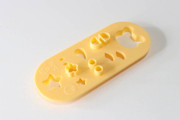 ダイソーの型抜きプレート くまは表裏で抜き型が分かれている